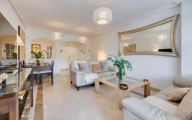 2 Bedrooms - Sleeps 4 - Garden and Pool With View