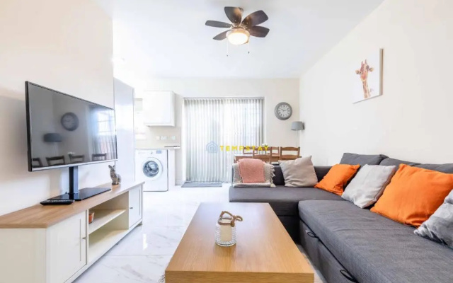 2 BED Modern apartment. Close to station & PARKING