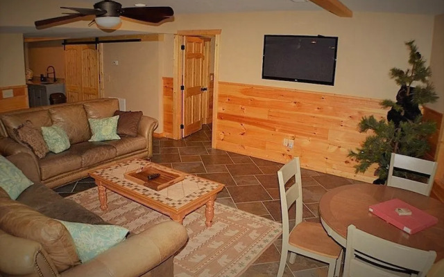 Bearmont Lodge - 4 Br cabin by RedAwning