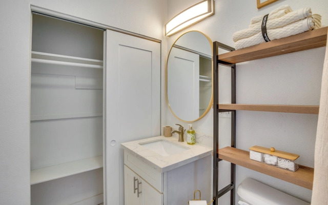 Gateway to Downtown Tacoma! Sleek Couple's Condo