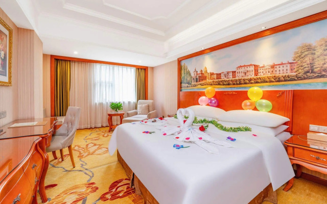 Vienna International Hotel (Shenzhen Bantian Yangmei Metro Station)