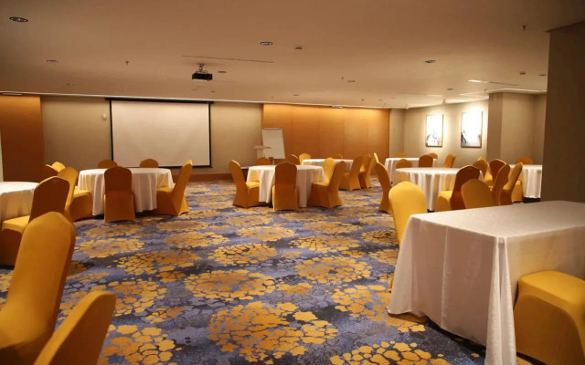 Midpoint Hotel