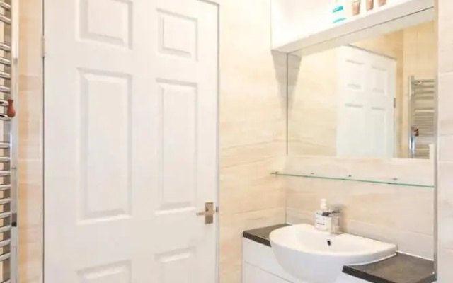 Cosy 2 Bedroom Apartment in Central London With Garden