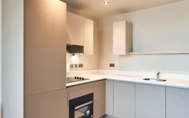 Seven Living Bracknell - Free Parking on Site