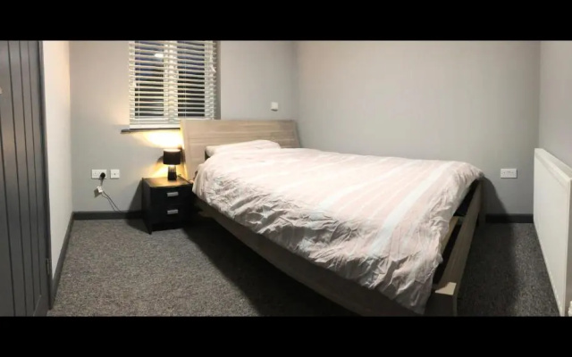 Room in House - Private En-suite Room In Town, Close To Hospital