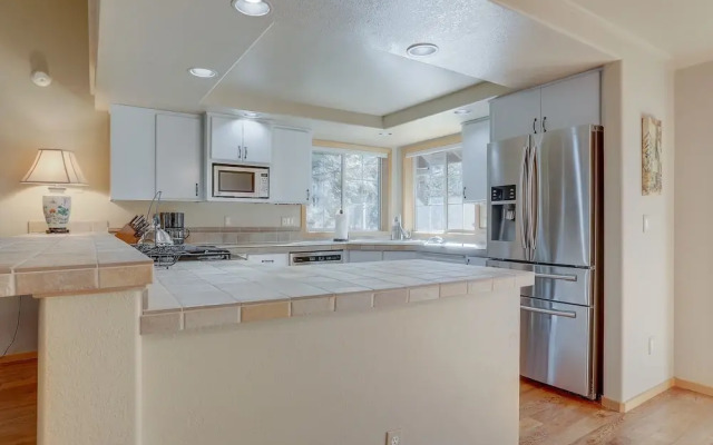 Pet-Friendly 13 Ollalie Home features Double Car Garage by RedAwning