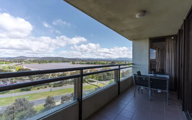 2-bed With Gym, Tennis Court & Stunning Lake Views