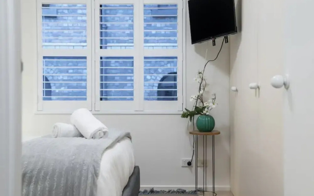 Riverside 2-bed Apartment With Balcony & Parking