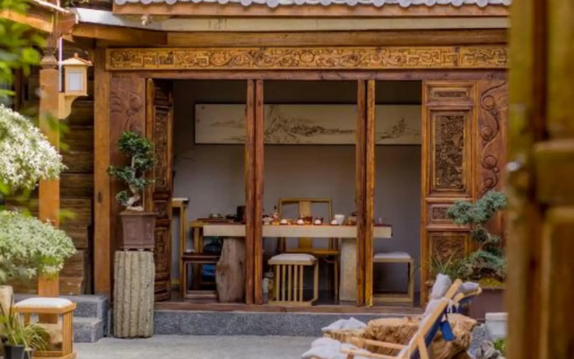 Shiwai Tangka Theme Inn (Shuhe Ancient Town)