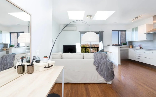 Beachside Apartment with Stunning Views & Parking