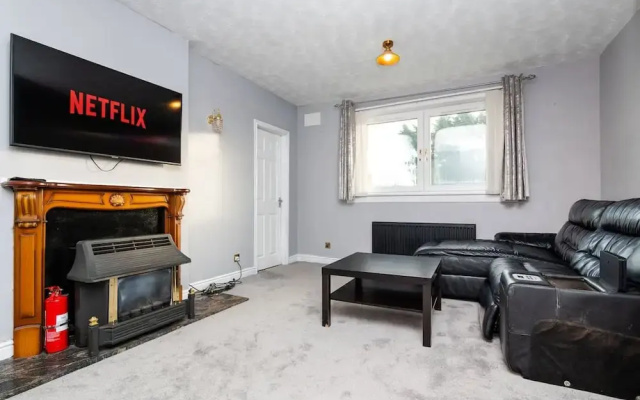 4 Bedroom House - Free Parking