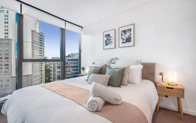 2BR Luxury Skytower Views CBD Pool Gym Netflix