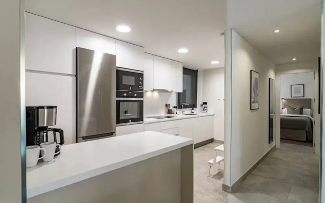 Inf3.3k- Stunning City Apartment Close to Beaches