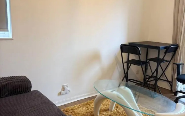 Cozy Northolt Hideaway 1BR Free Wifi Streetparking
