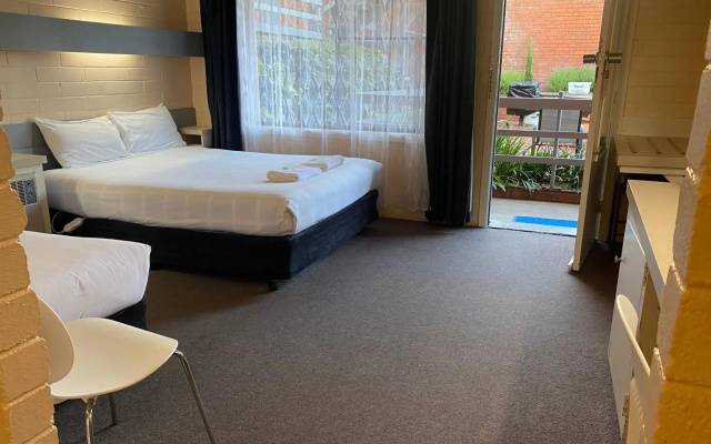 Mahogany Motel