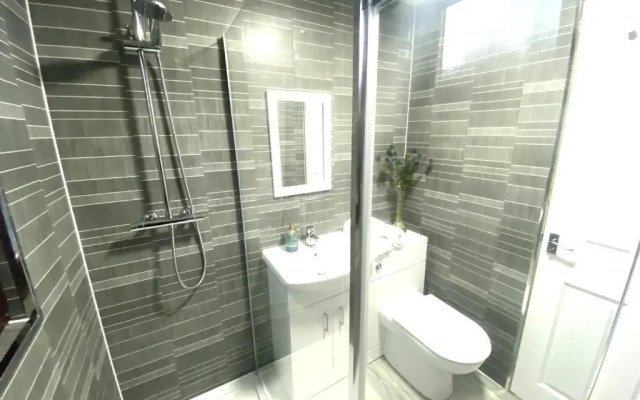 4 Bed House - Sleeps 9 - Hottub - Parking