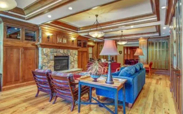Powderhorn Lodge 413: Woodland Star Suite