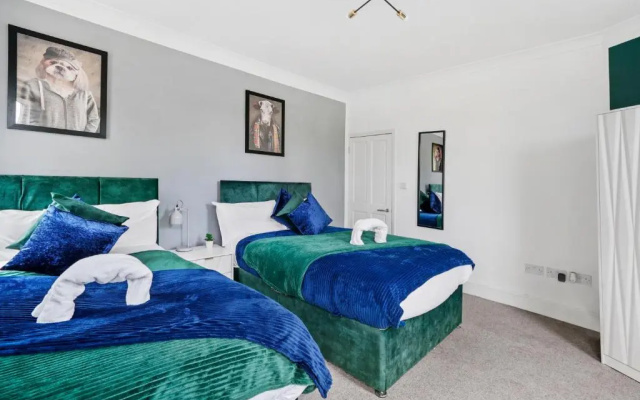 Comfortable 2 Bedroom Flat Overlooking the park