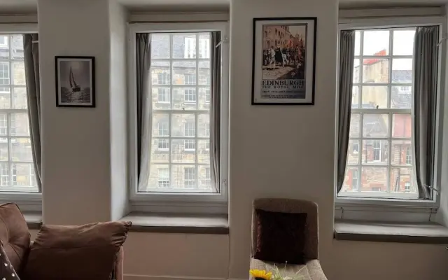 2-bed Historic Apartment in old Town Edinburgh