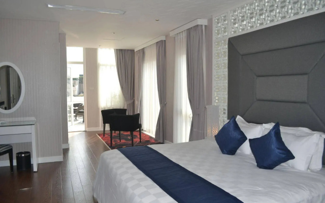 Le Petit Prince Lakeside Hotel & Rooftop Bar