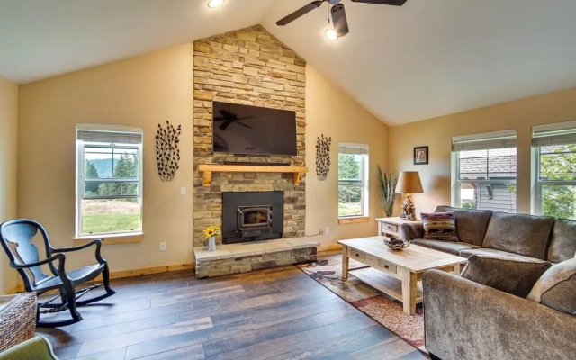 Cozy Ronald Retreat w/ Community Amenities!