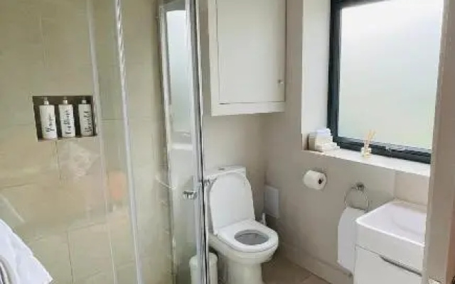 Studio Acorn private parking and garden