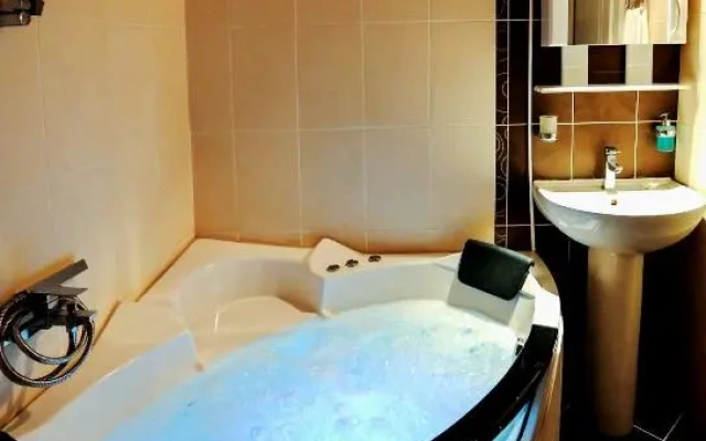 Jacuzzi Oasis Apartment (Free parking)