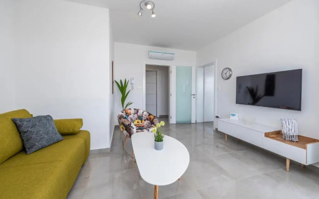 Villa Adria 4 luxury apartment with a pool