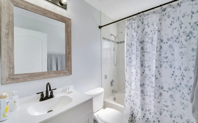 Inviting Home w/ Lanai & Pool in Kissimmee!