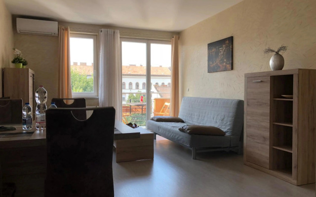 Aden Apartment - free parking, AC