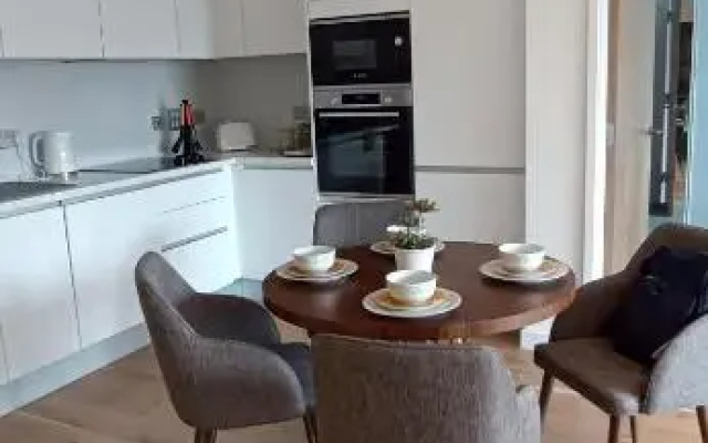 whats she want-- 2beds 2bath apartment