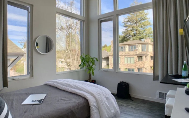 Lofty Studio Prime Cap Hill Area Mins to Downtown