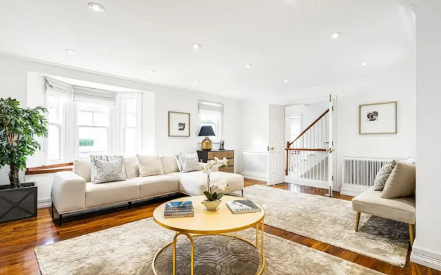 4-bed House Next To Harrods Private Parking