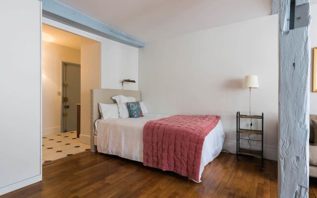 Отель Luxury and Bright Two-Bedroom Apartment Ile Saint-Louis Франция, Париж - отзывы, цены и фото номеров - забронировать отель Luxury and Bright Two-Bedroom Apartment Ile Saint-Louis онлайн комната для гостей