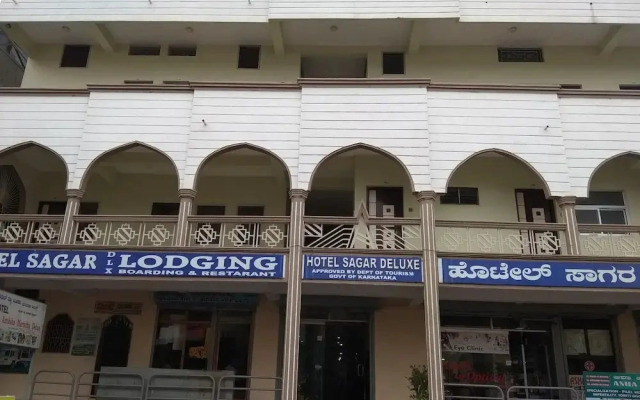 Iroomz Hotel Sagar Deluxe