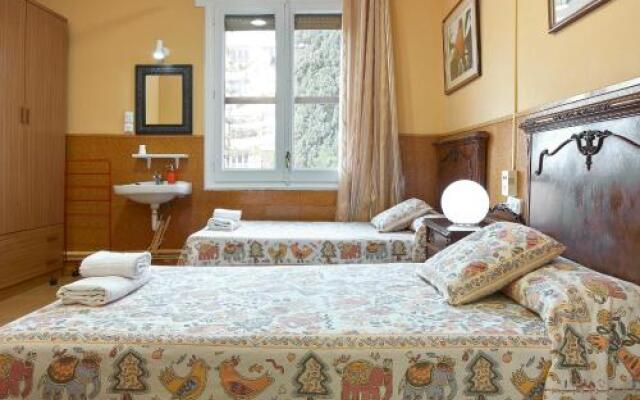 Отель Hostal Valls Барселона вид на фасад
