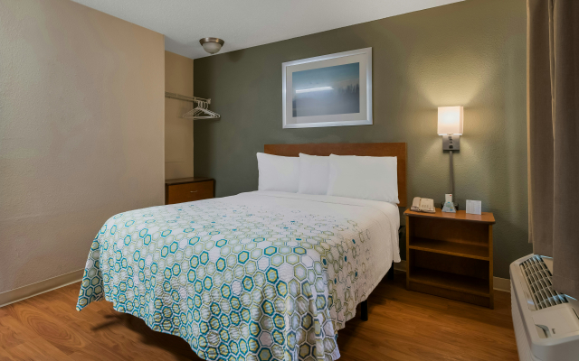 HomeTowne Studios by Red Roof Orlando - UCF Area