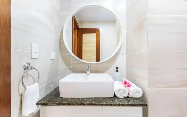 Stylish 1BR Apartment – Pool Access, Close to Beach