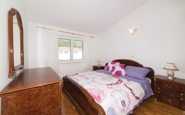 Nice Home in Kastel Luksic With Wifi and 3 Bedrooms