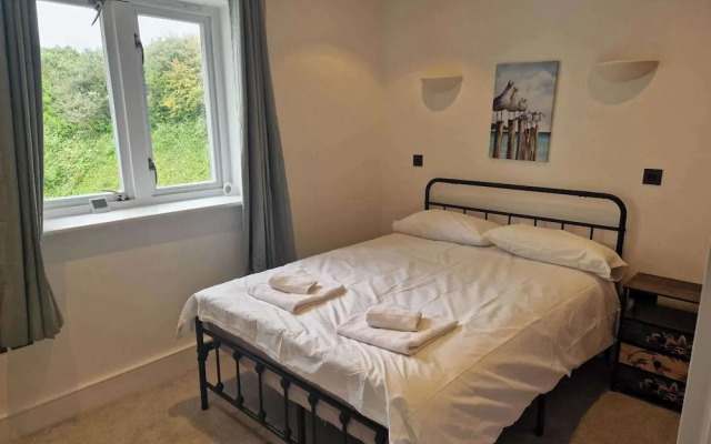 Apartment Sleeps 4 With Balcony and Parking