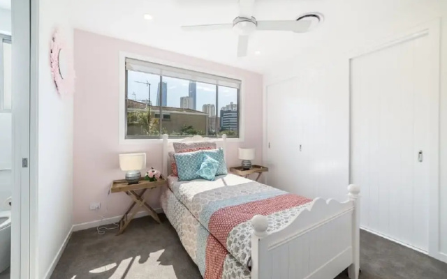 Gold Coast Private Villas - Waterfront Villas