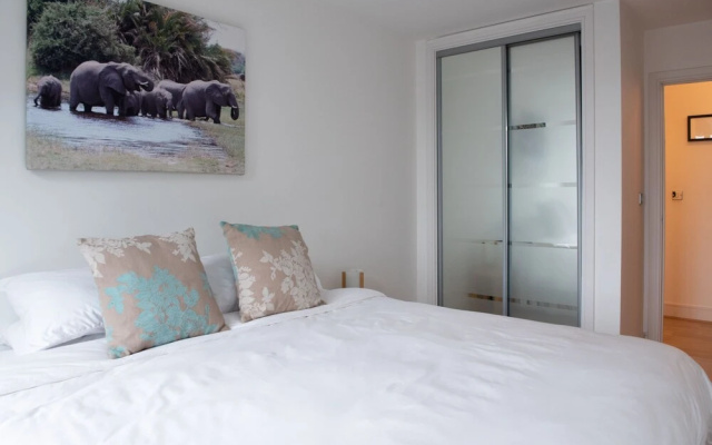 Cosy 1 Bedroom South West London Apartment by River