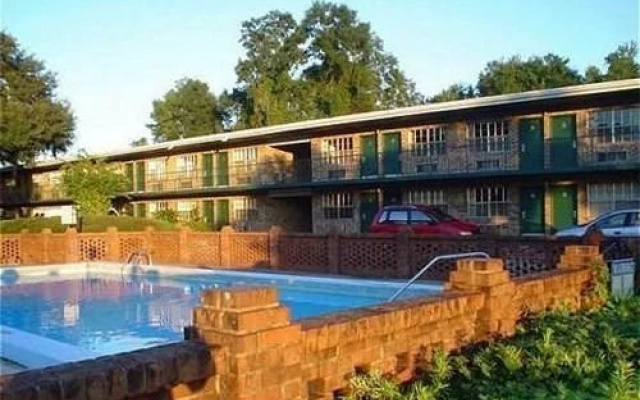Collegiate Village Inn