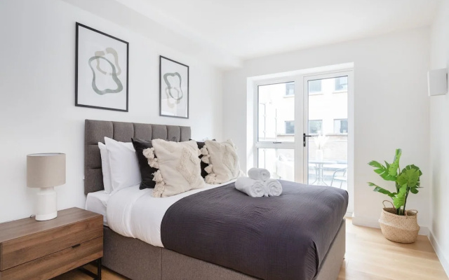Modern 1BR with Balcony by Soho