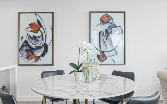 HomeHotel-Ultra Luxury 2 Bedroom next to Mall & Train