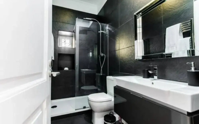Modern 2-bed Apartment - Heart of Downtown Lisbon