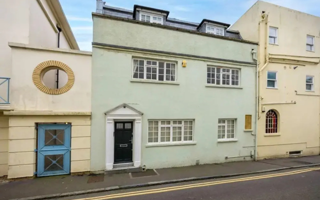 Host Stay Sillwood Seafront