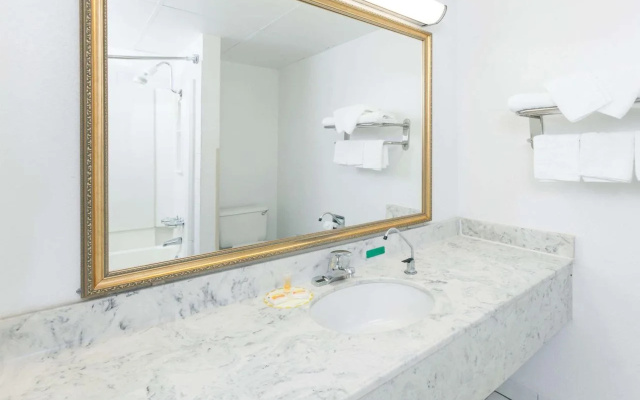 Days Inn by Wyndham Shawnee