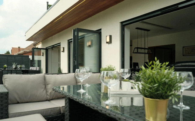 Modern Spacious House - Sleeps 16, Free Parking, Sun Terrace