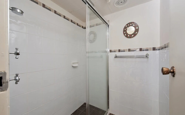 Sunset Towers,  Unit 6/25 Donald Street